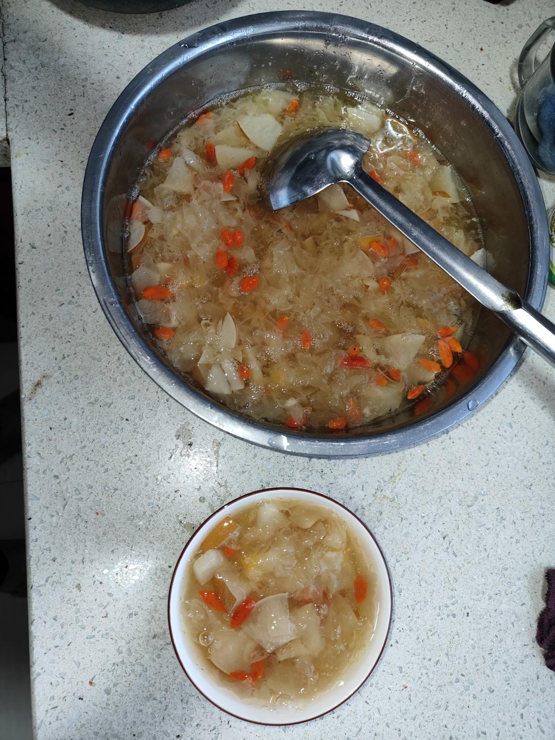 秋季润肺止咳的美食，银耳雪梨汤，软糯易出胶