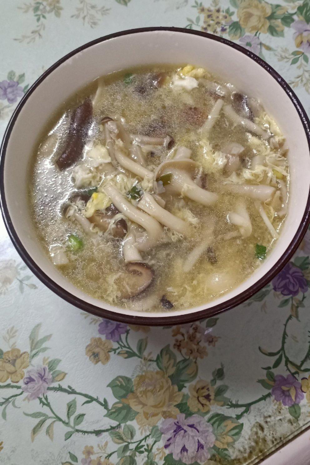 鲜掉眉毛的菌菇汤