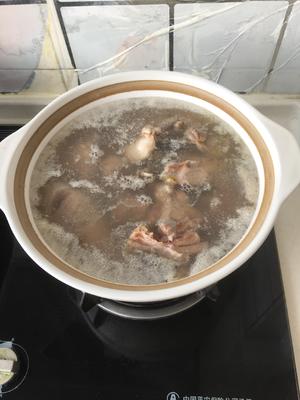 党参黄芪桂圆煲鸡汤的做法 步骤2