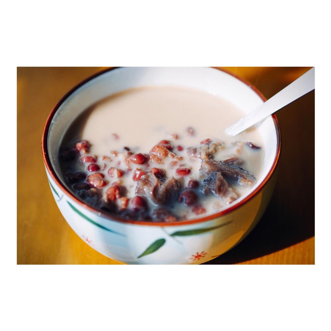 红枣红豆薏仁牛奶粥