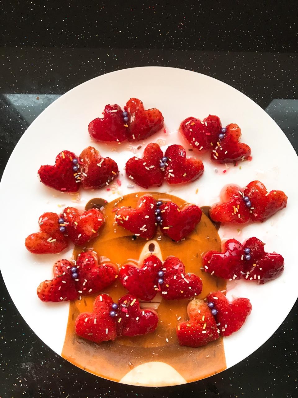 趁热撒上装饰糖,放凉,开吃96熬糖,像糖葫芦的糖就行,包裹草莓,摆盘.