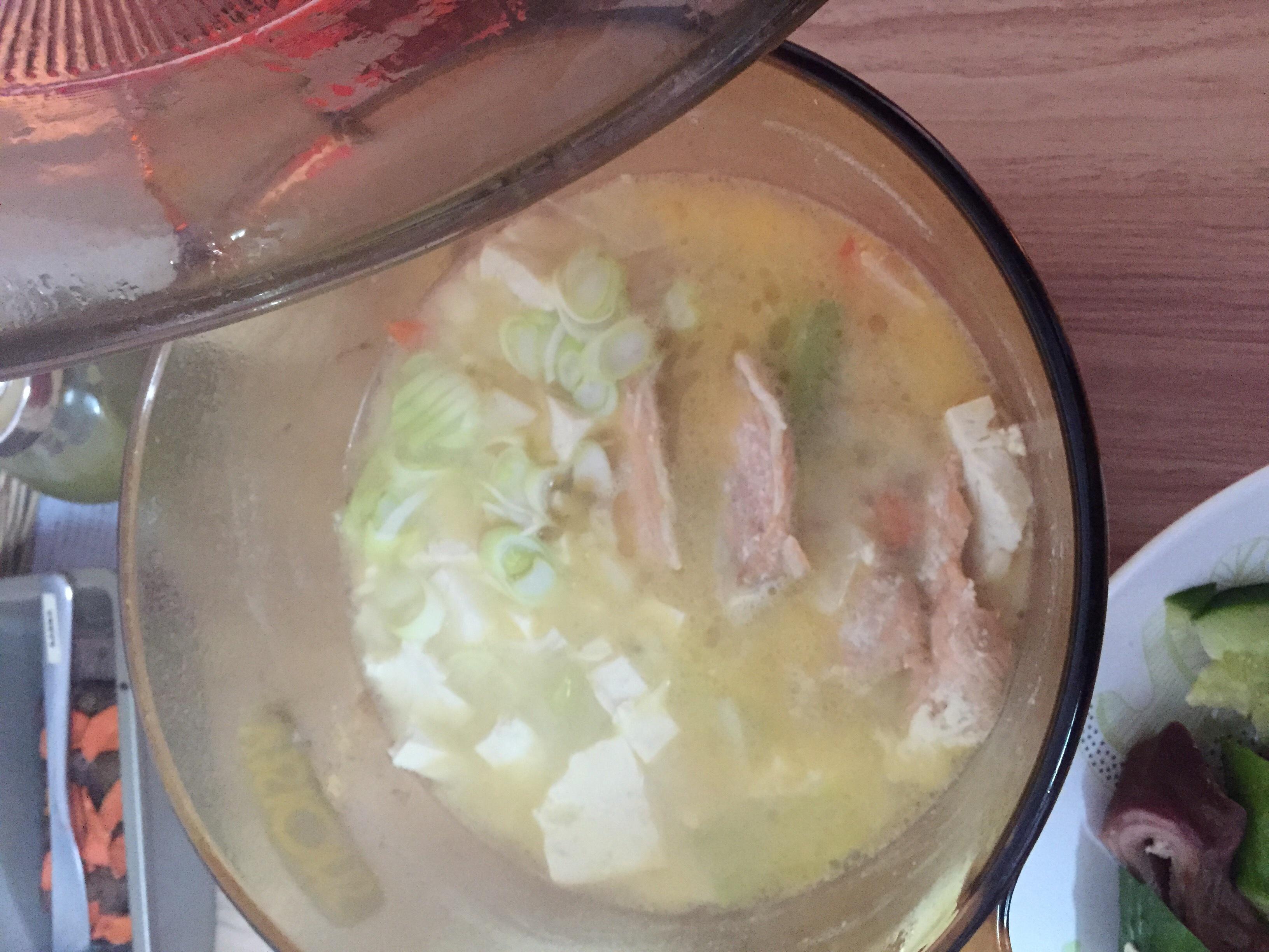 三文鱼骨豆腐味增汤的做法 步骤1