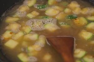 独门虾皮西葫芦疙瘩汤的做法 步骤6