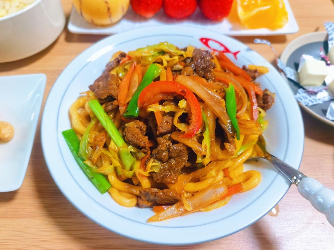 〈牛肉炒乌冬面〉，欣小厨 😉