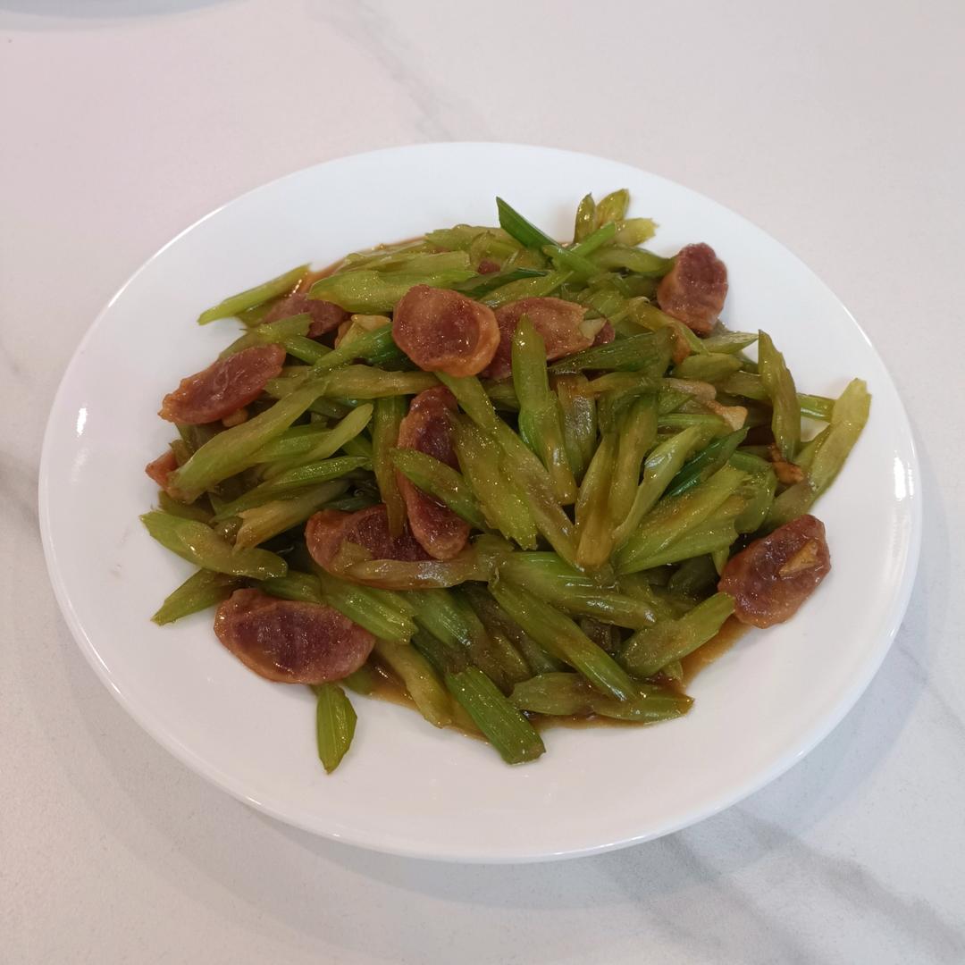 腊肠炒芹菜
