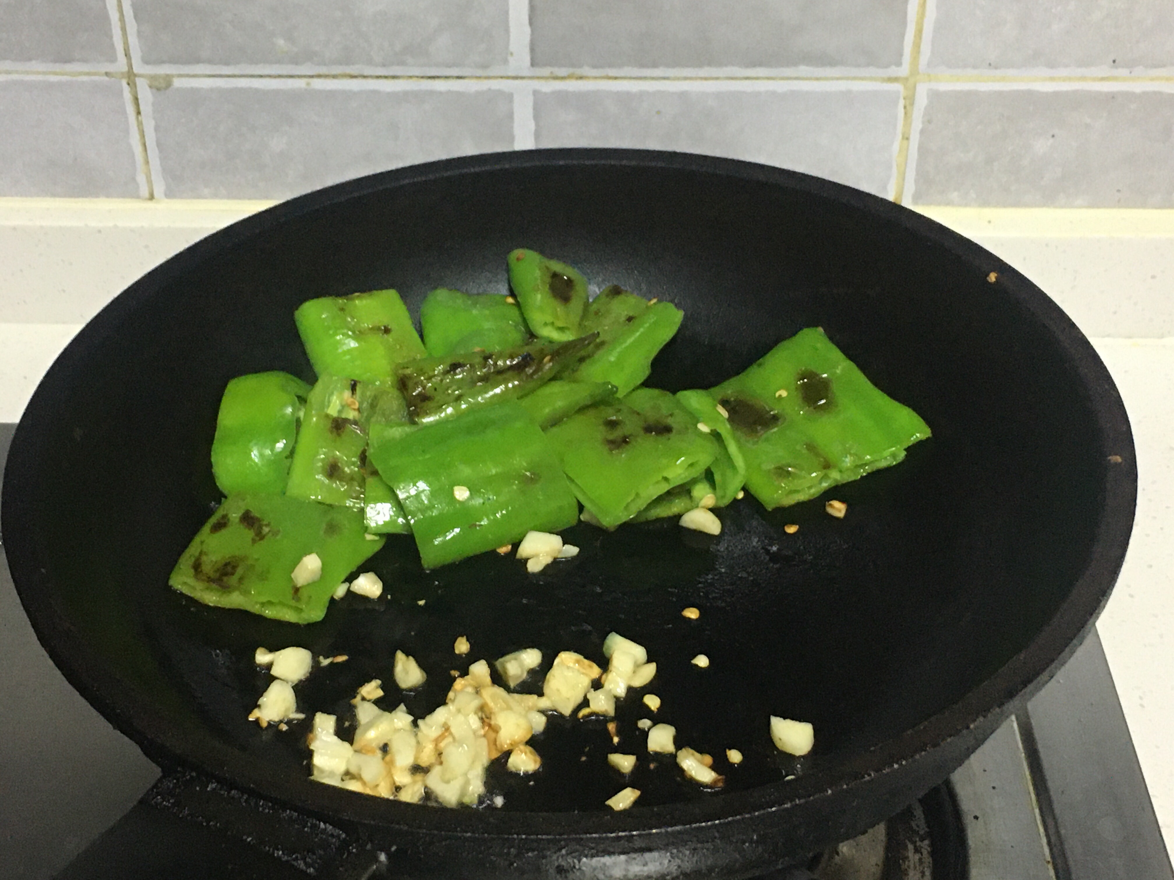 青椒最美味的做法，就是太费米饭了，每次一锅不够吃的做法 步骤5