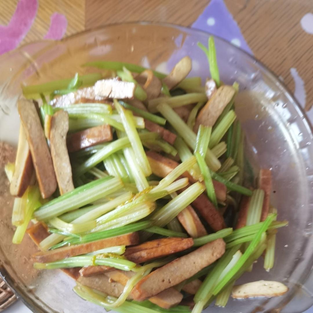 午餐晚餐简单快手下饭菜芹菜炒香干