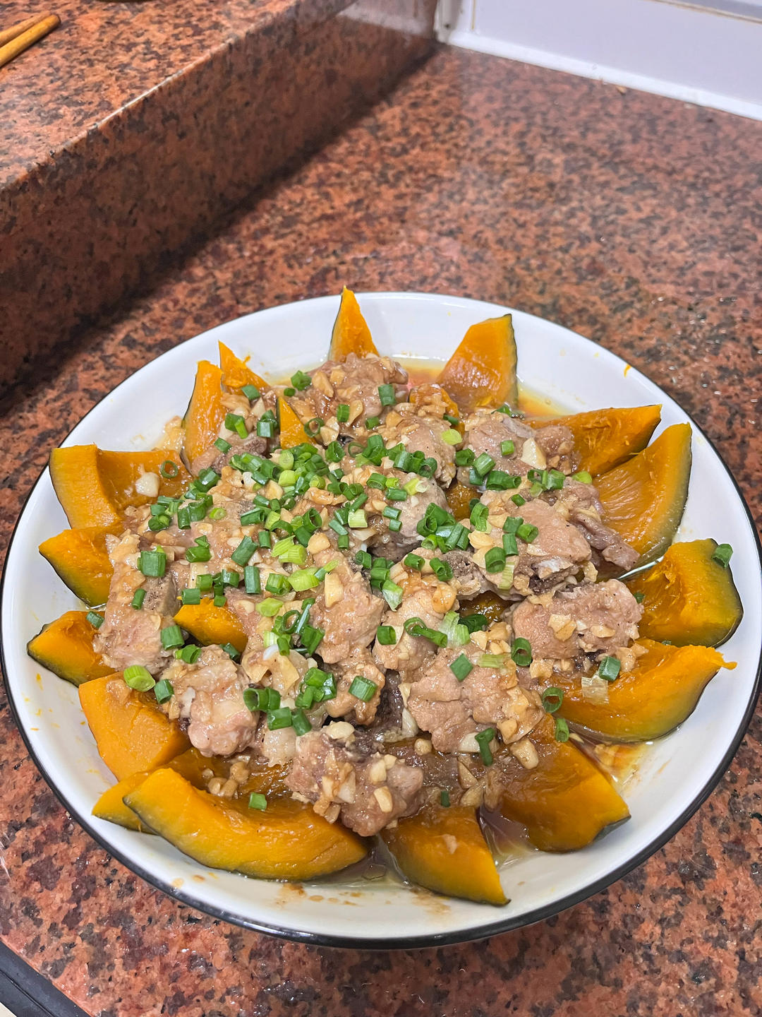 鲜嫩入味！好吃到舔手指的南瓜蒜香蒸排骨