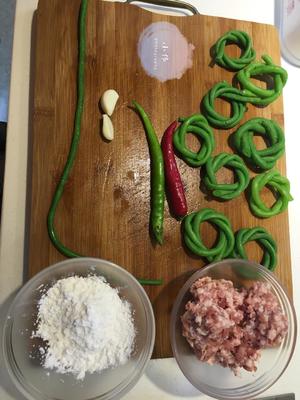 豆角花环酿肉的做法 步骤1