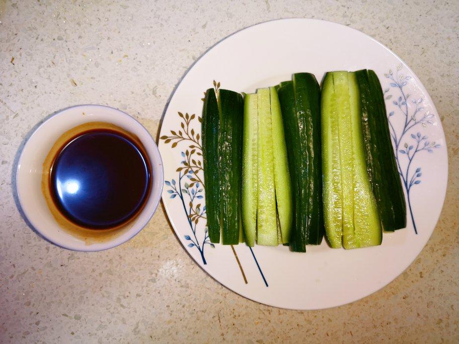 蘸酱小黄瓜