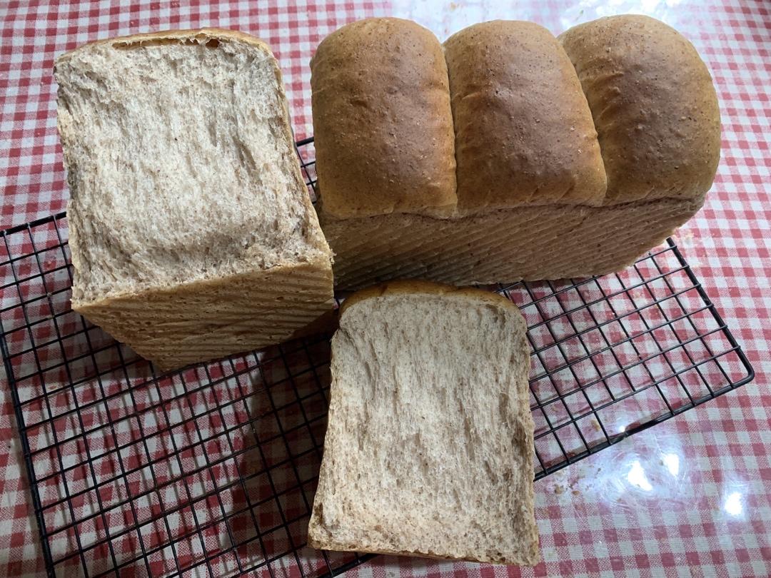 黑全麦波兰种吐司，这么柔软简直怀疑你是个假全麦！