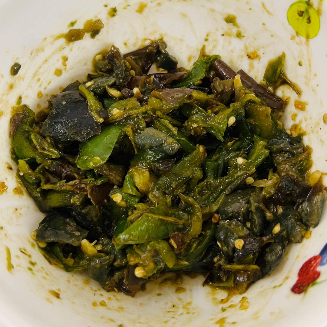 不要被它的外表吓到，吃一口会让你念念不忘辣椒擂皮蛋茄子