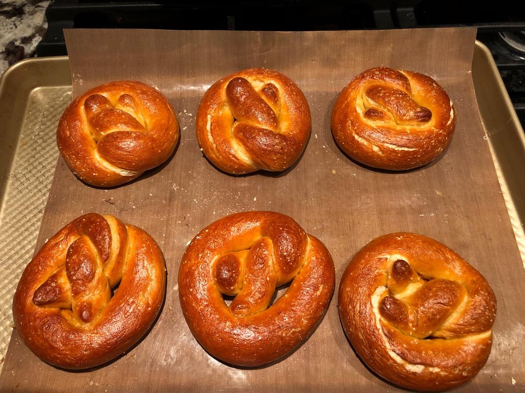 德国软碱水面包结 (soft pretzel)