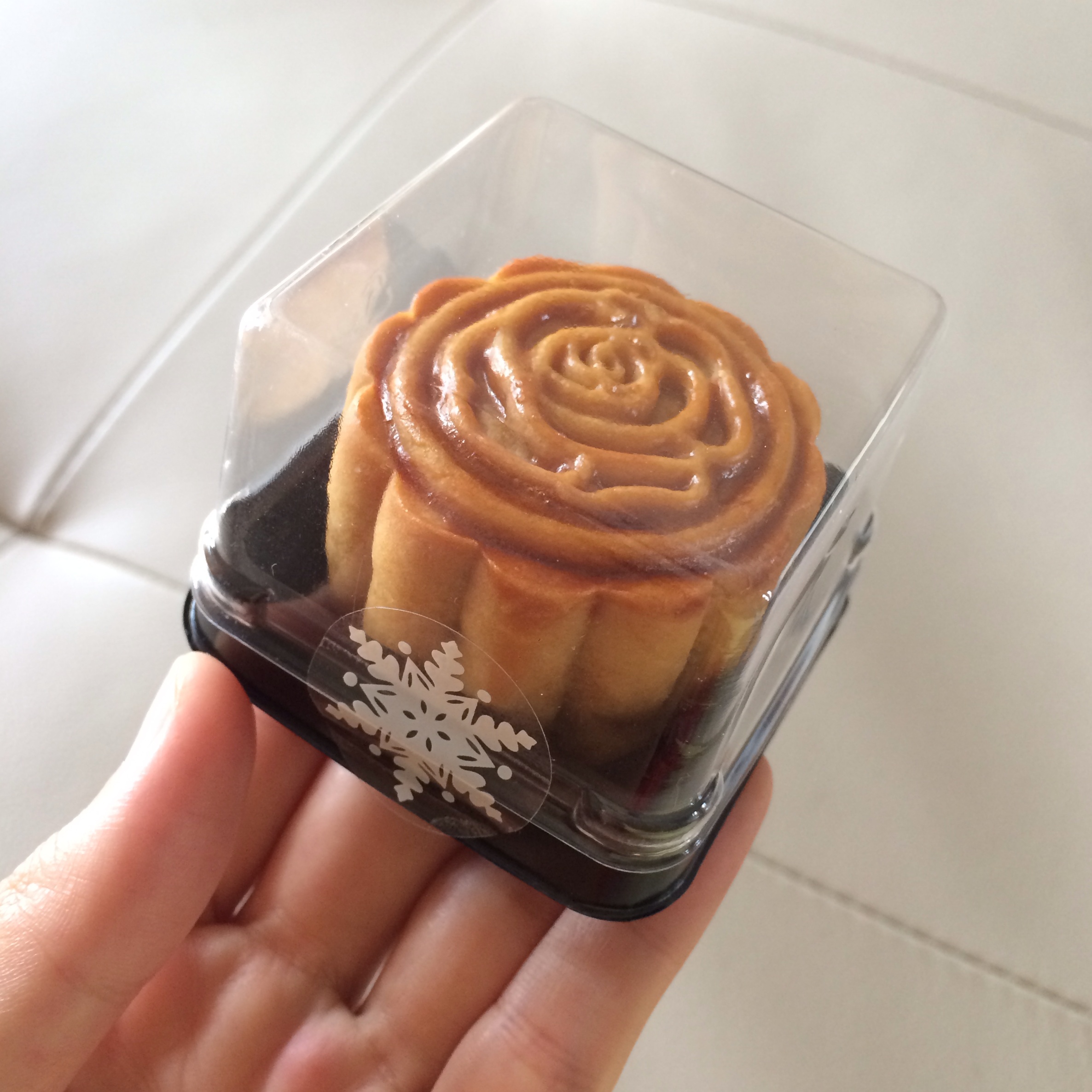 一口广月之小小蛋黄莲蓉月饼