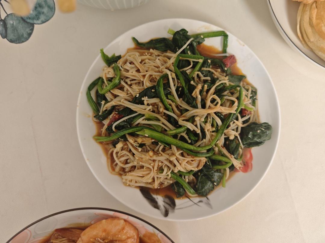 解馋减脂餐！酸辣开胃又下饭的菠菜拌金针菇