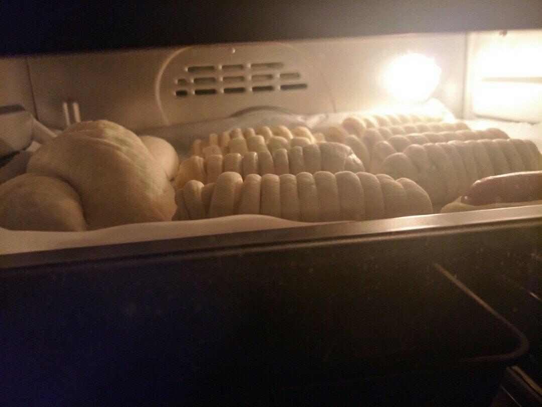 毛毛虫烤肠面包--附面包机揉面心得