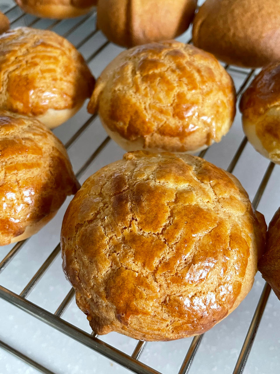 做100款面包の12：在家开茶餐厅!港式菠萝包 –不划格子自然裂开的香酥脆皮！菠萝油/酥皮包