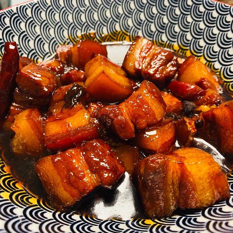 加了鹌鹑蛋后，这盘红烧肉，美味的逆天啦——鹌鹑蛋烧肉（孔瑶食谱）