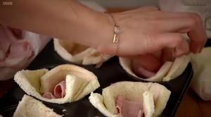 Rachel khoo的热三明治马芬
Croque Madame muffins
Cheese, ham, and egg sandwich muffins的做法 步骤6