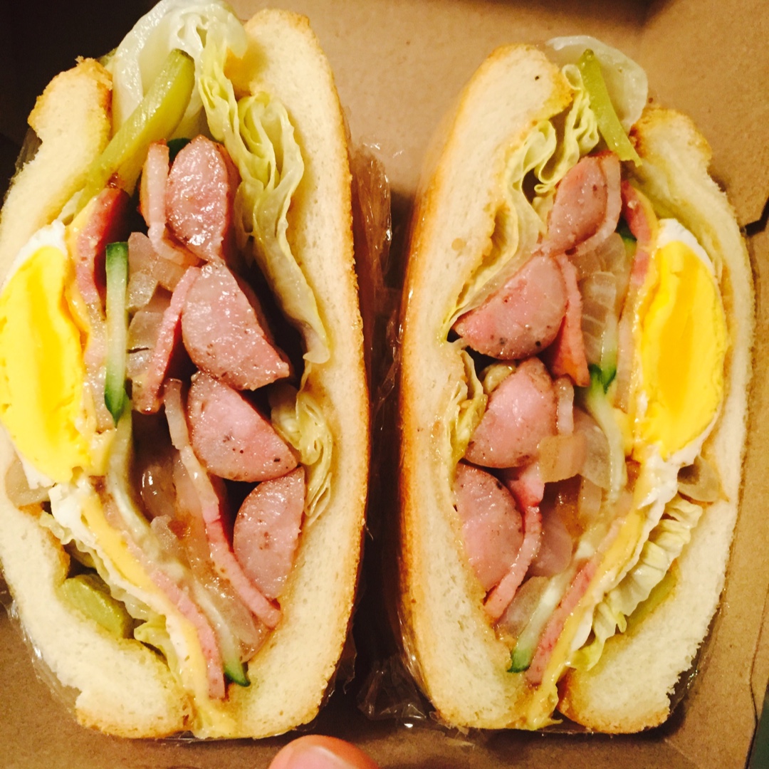 鸡蛋肠仔三明治