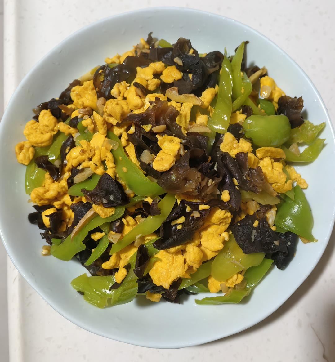 黑木耳青椒炒鸡蛋（营养又下饭）