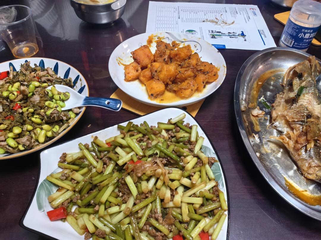 蒜苔炒肉末，三碗米饭都不够吃