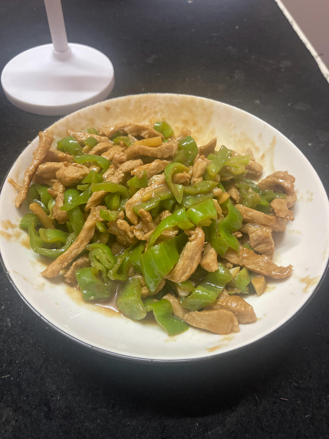 经典的家常菜，青椒炒肉丝，简单的食材也能做出如此美味
