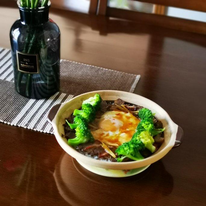 广式腊味煲仔饭