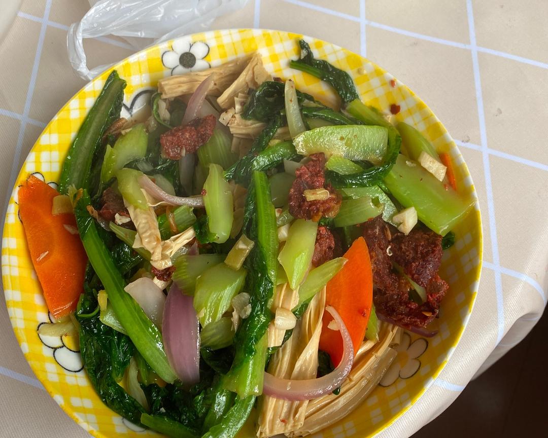 腊肠炒莴笋叶的做法