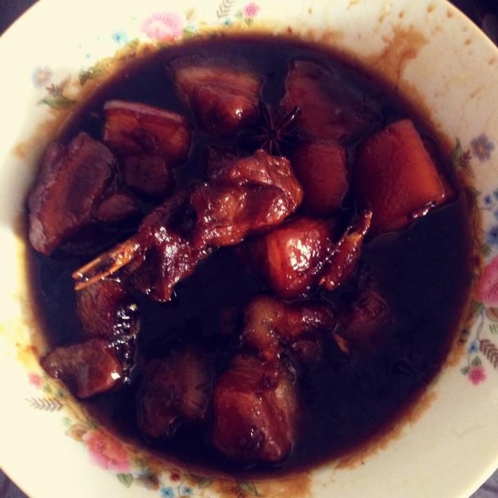 吃着碗里望着锅里的红烧肉
