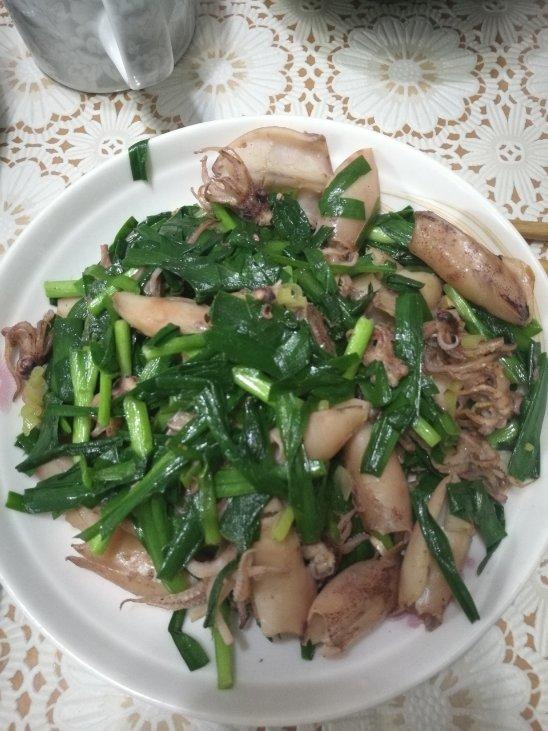嫩韭菜炒墨鱼仔