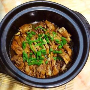 姜葱蒜砂锅油鸡的做法 步骤3