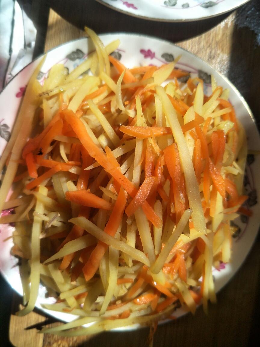 低钾低盐低油的胡萝卜土豆丝的做法步骤图 马小月同学 下厨房