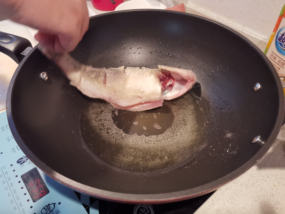 蓝猫淘气最爱的～红烧鲈鱼的做法 步骤2