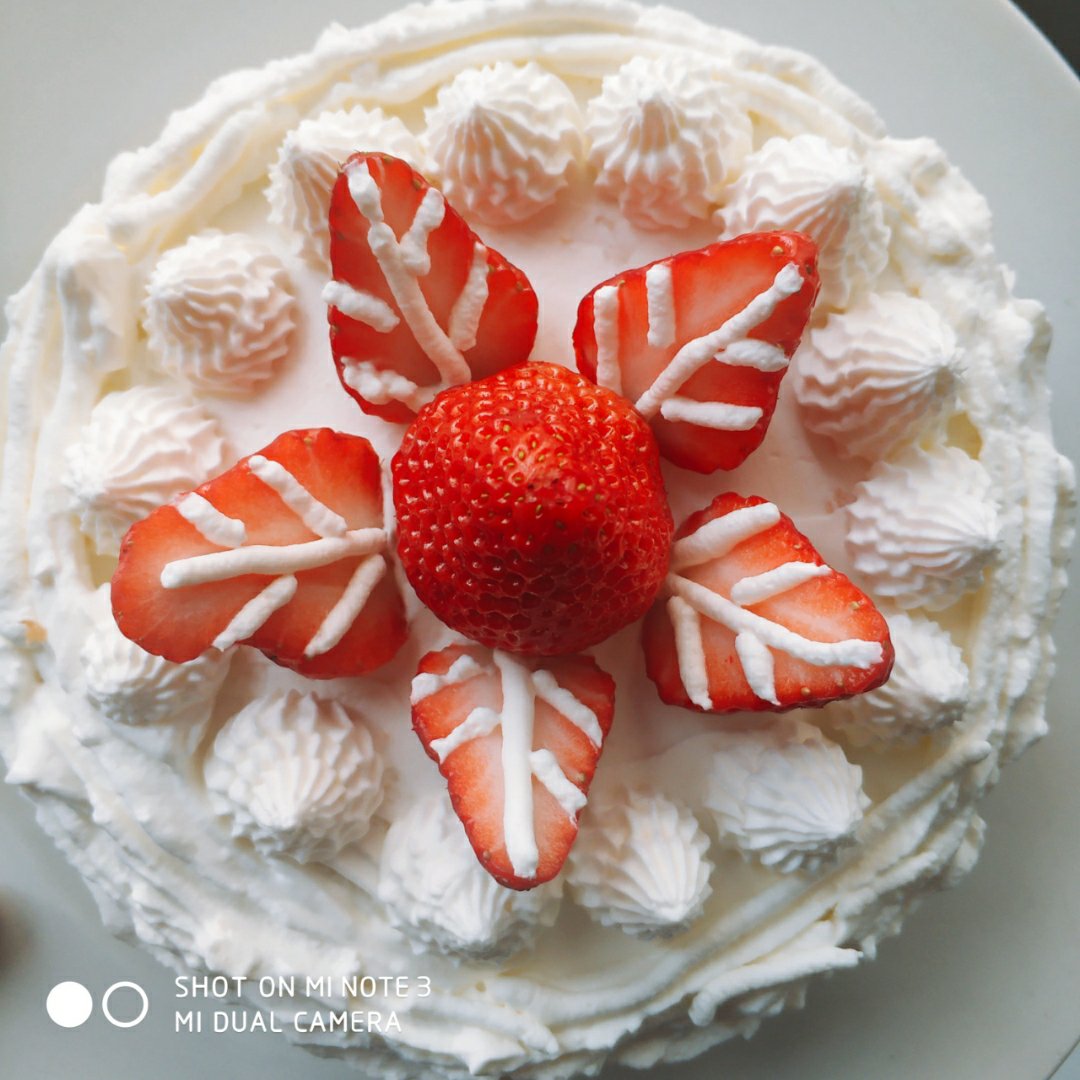 六寸草莓装饰蛋糕
