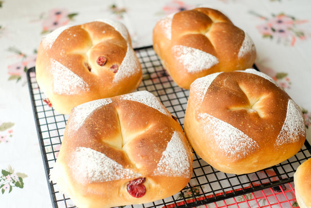 蜂蜜蔓越莓香甜面包的做法