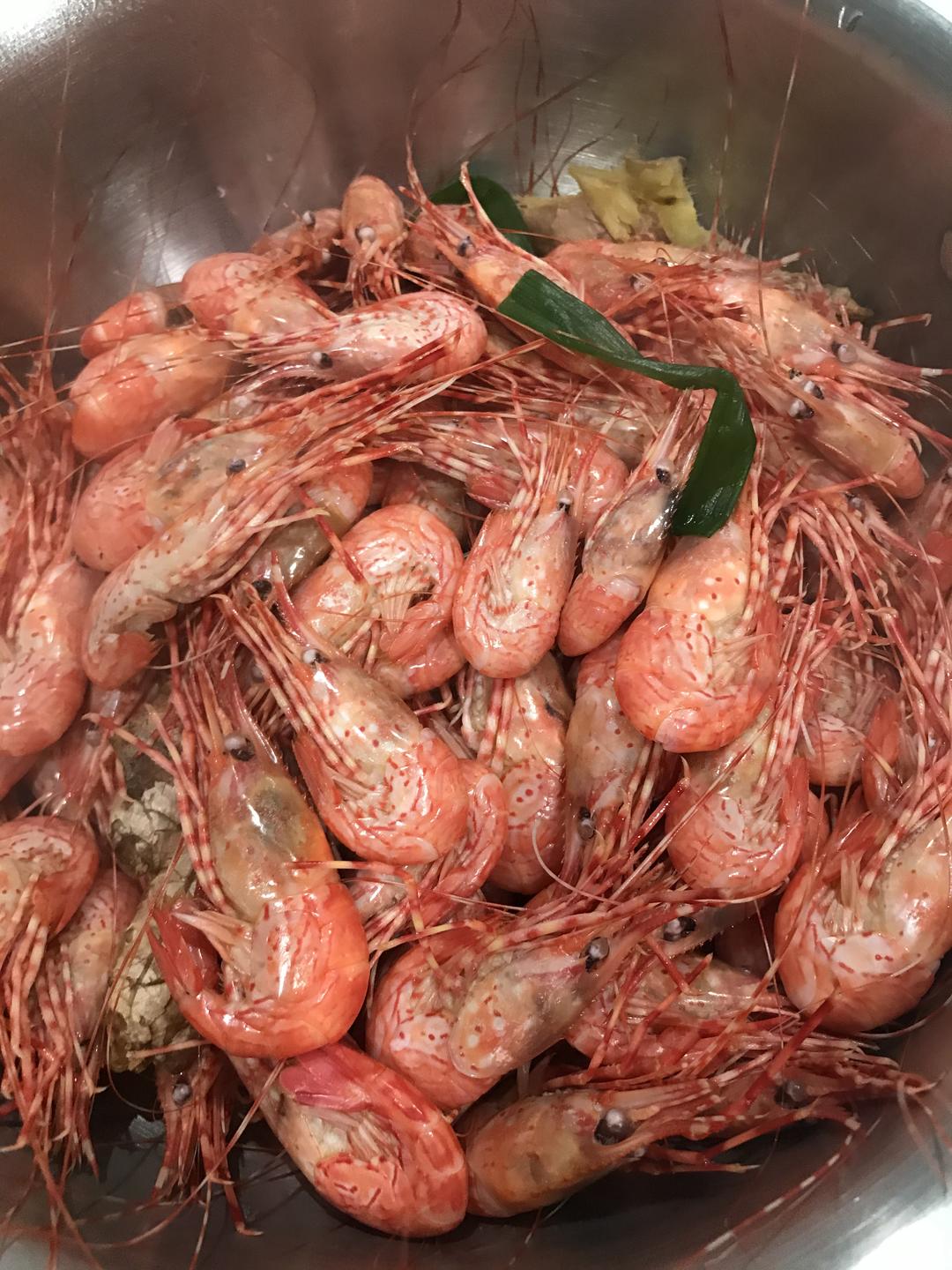 活蹦乱跳的野生游水虾