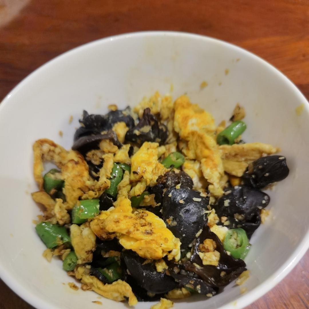 黑木耳青椒炒鸡蛋（营养又下饭）
