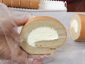 超详细的瑞士卷奶油蛋糕卷原味蛋糕卷的制作方法 饱满不掉皮不开裂（附模具换算方法）的做法 步骤28