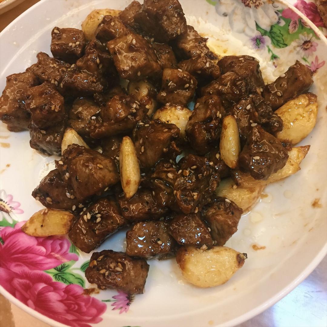 黑胡椒蒜子牛肉粒