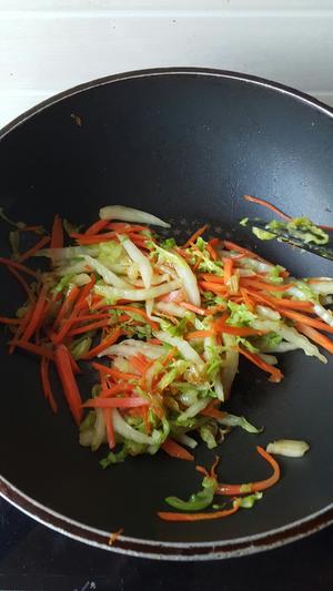 白菜胡萝卜汤面的做法 步骤2
