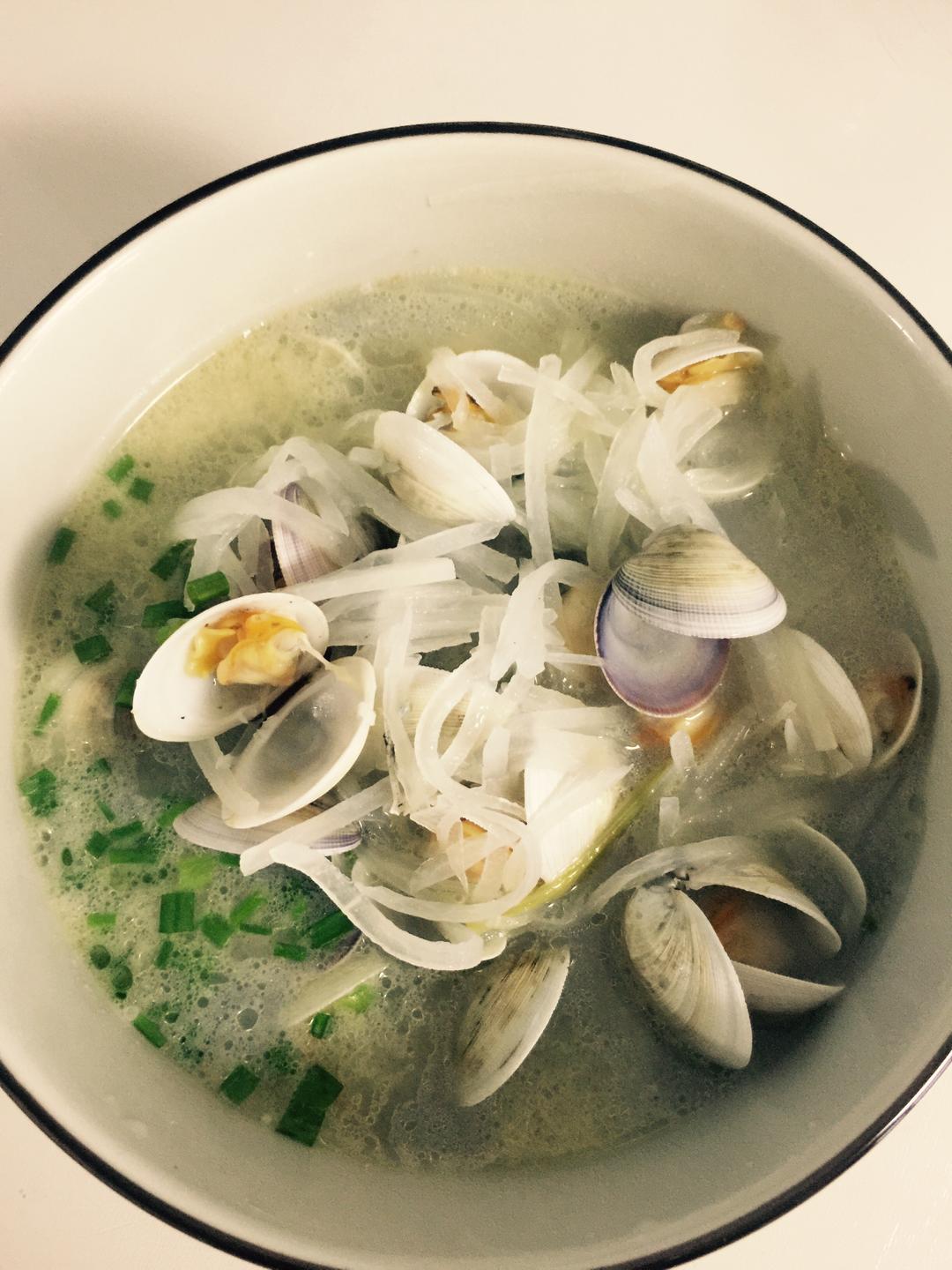 超级鲜美的蛤蜊萝卜丝鲈鱼汤的做法