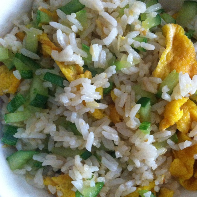 简单的黄瓜蛋炒饭