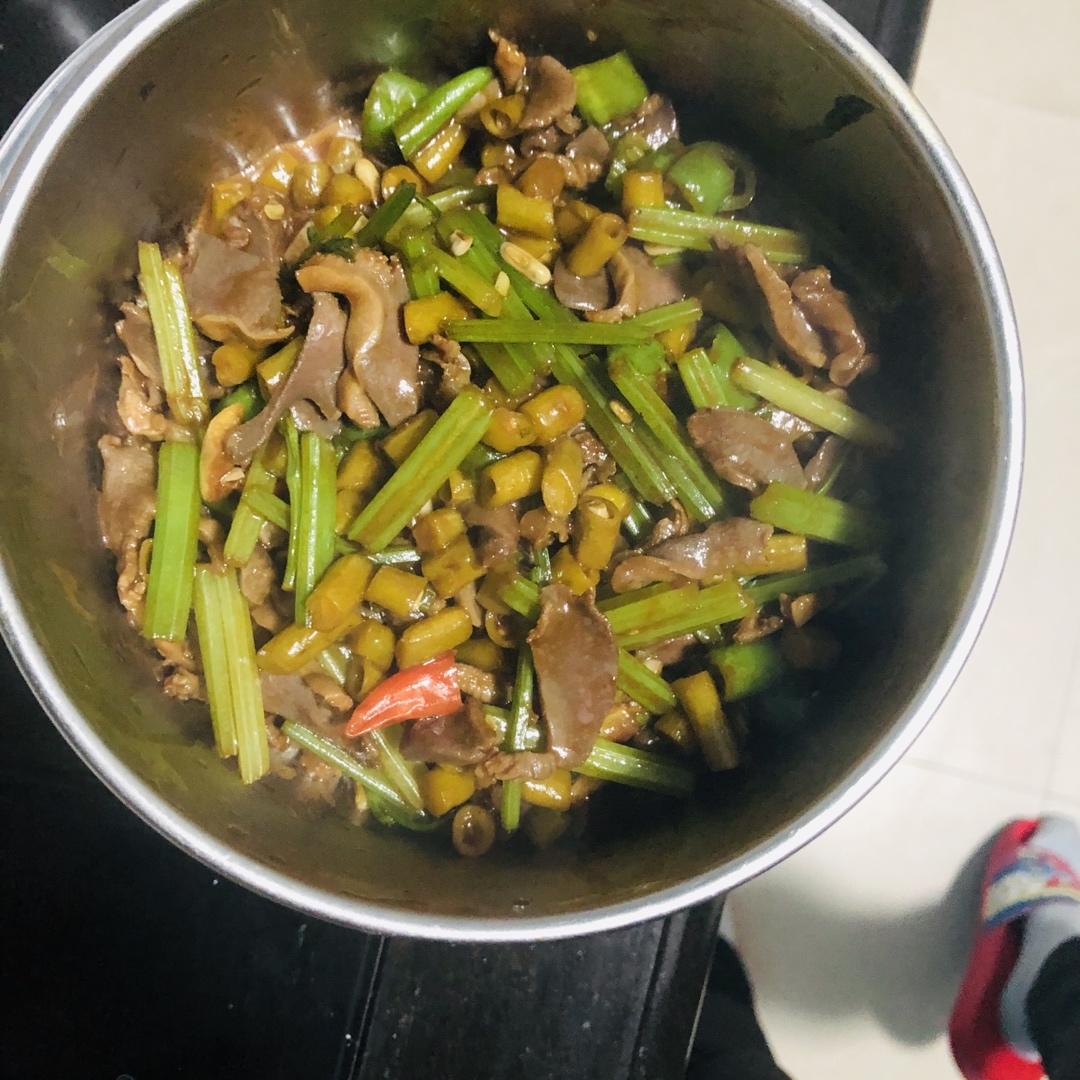 敲好吃巨下饭酸豆角辣椒炒鸭胗