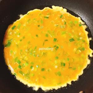 嫩滑鲜美的葱花炒鸡蛋（简单快手，好吃得停不下来）的做法 步骤1