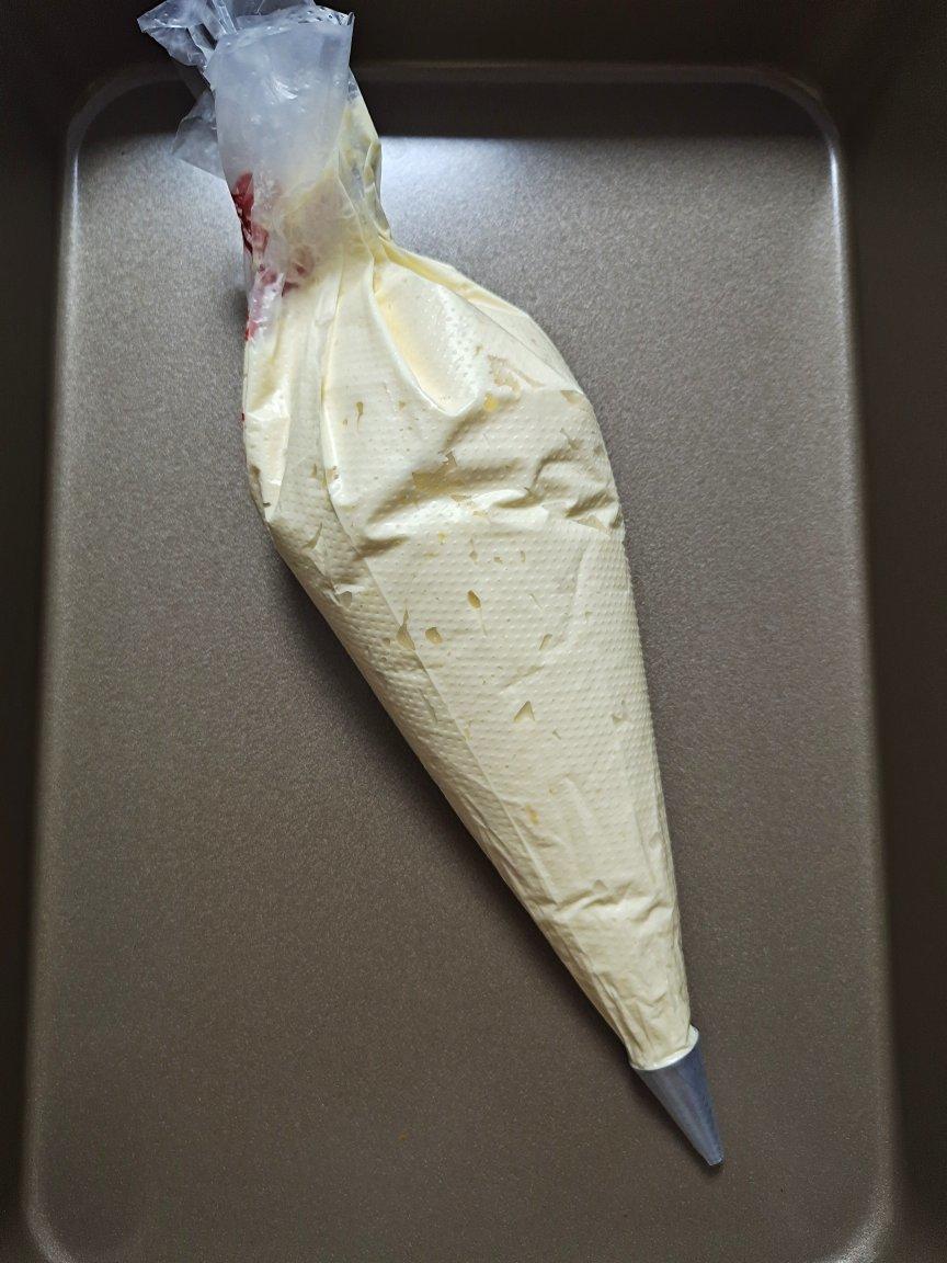 卡仕达，卡仕达酱，香甜可口，细腻顺滑，冷藏后更加冰爽。可做泡芙内馅，涂抹面包。下面的链接是泡芙作品。