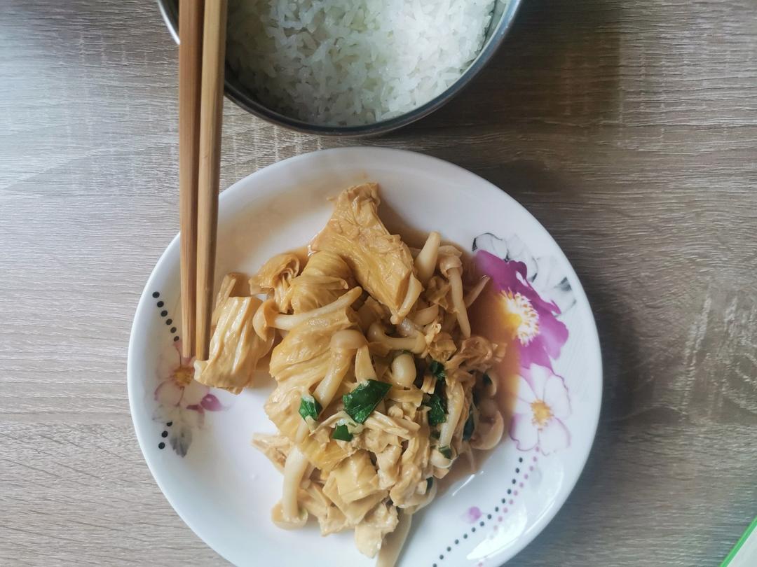 鲜蘑炒腐竹