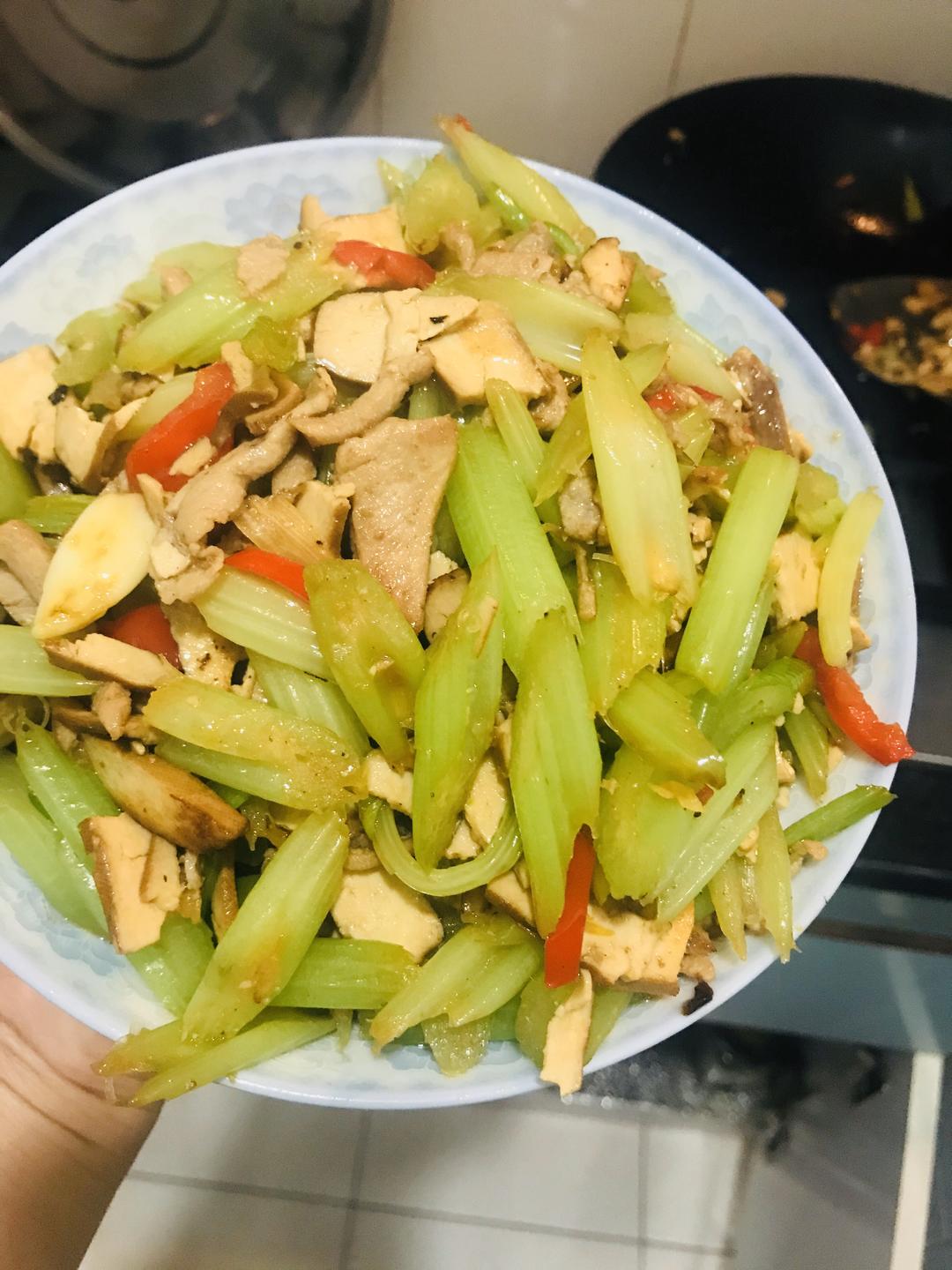 芹菜豆腐干炒肉的做法