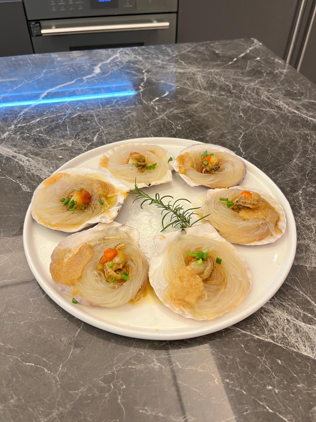 家宴上摆盘也好看,关键便宜,一袋才十多块用料扇贝5只油适量蒸鱼豉油