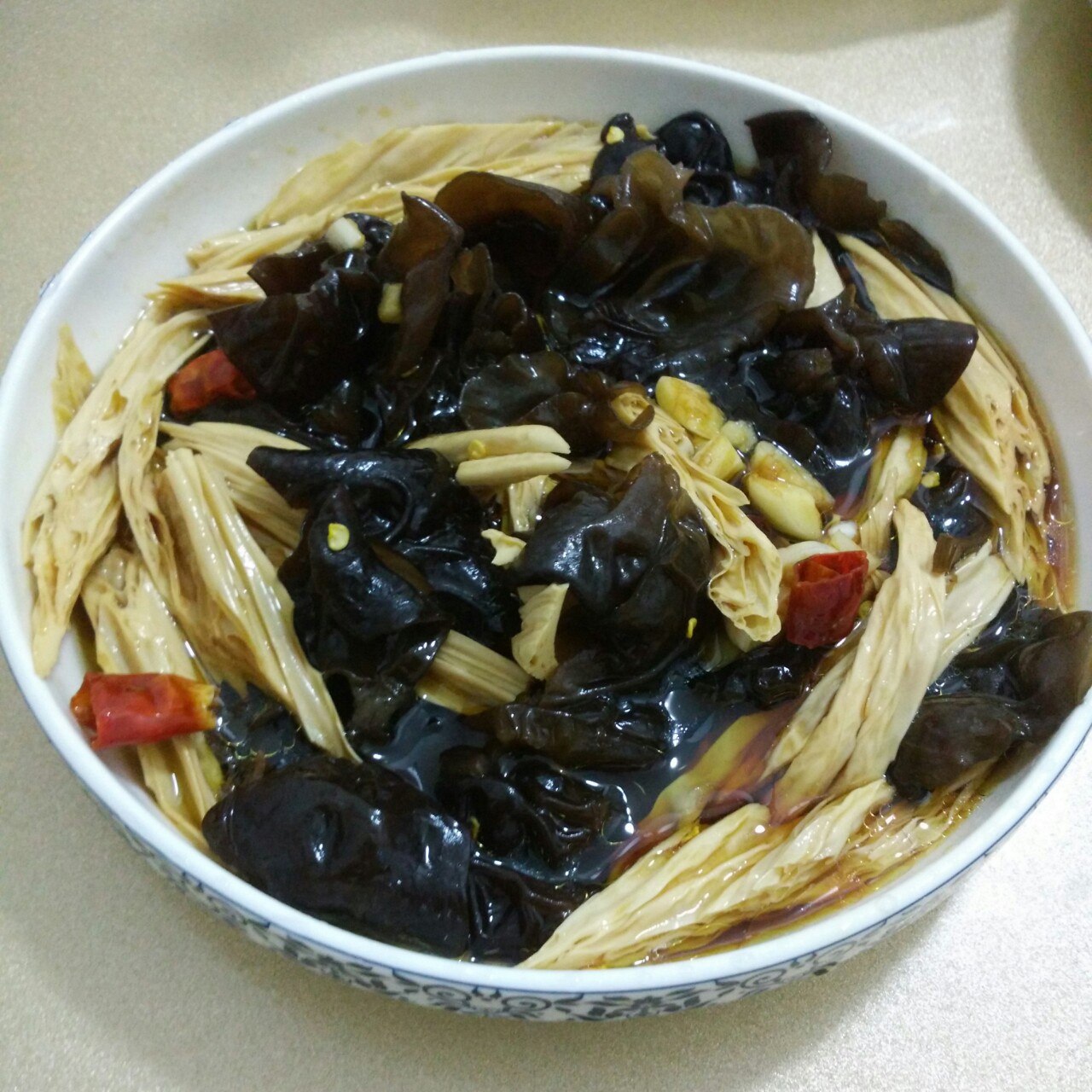 早餐吃苹果做的凉拌腐竹黑木耳